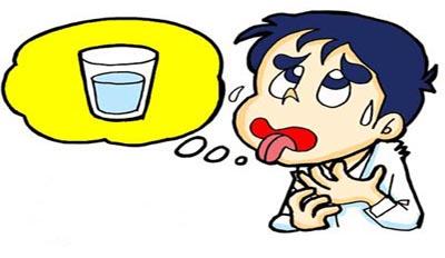 想吃甜食、情緒易怒不是男友的錯！8個癥狀告訴你該補充水分了