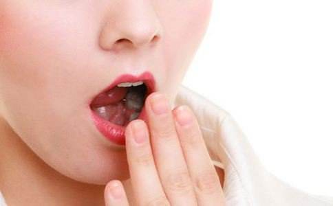 想吃甜食、情緒易怒不是男友的錯！8個癥狀告訴你該補充水分了